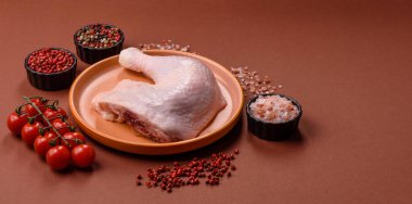 Tavuk çiğ bacağı ya da çeyreklik, barbeküde pişirmek için taze et. Evde pişirmek için tavuk çeyrekliği.