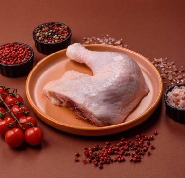 Tavuk çiğ bacağı ya da çeyreklik, barbeküde pişirmek için taze et. Evde pişirmek için tavuk çeyrekliği.