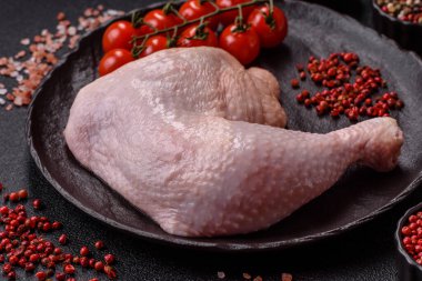 Tavuk çiğ bacağı ya da çeyreklik, barbeküde pişirmek için taze et. Evde pişirmek için tavuk çeyrekliği.