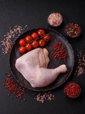 Tavuk çiğ bacağı ya da çeyreklik, barbeküde pişirmek için taze et. Evde pişirmek için tavuk çeyrekliği.