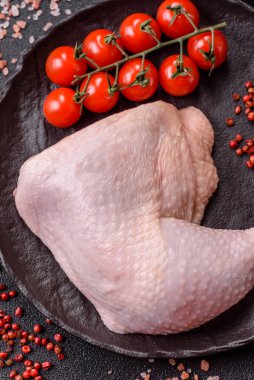 Tavuk çiğ bacağı ya da çeyreklik, barbeküde pişirmek için taze et. Evde pişirmek için tavuk çeyrekliği.