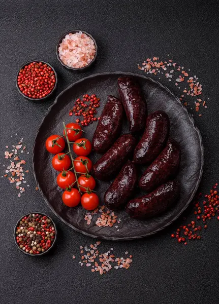 Kan sosisi, puding, domuz yağı ve baharatlı et yemeği. Akşam yemeği için ızgarada kan sosisi pişiyor.