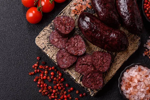 Kan sosisi, puding, domuz yağı ve baharatlı et yemeği. Akşam yemeği için ızgarada kan sosisi pişiyor.