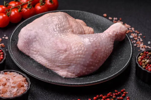 Tavuk çiğ bacağı ya da çeyreklik, barbeküde pişirmek için taze et. Evde pişirmek için tavuk çeyrekliği.