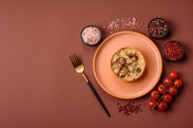 Turta ya da kiş, ekşi bir tart tavuk ve mantarla, baharatlar ve otlar koyu beton arka planda. Tavuklu yuvarlak kiş.