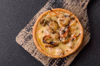 Turta ya da kiş, ekşi bir tart tavuk ve mantarla, baharatlar ve otlar koyu beton arka planda. Tavuklu yuvarlak kiş.