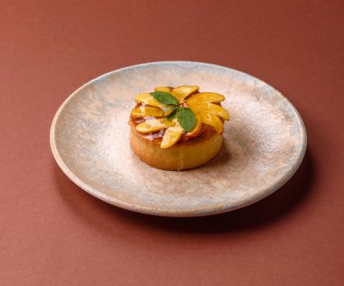 Elmalı, şeftalili, kremalı ve fındıklı tatlı turta. Meyve dilimli mini tatlı tart.