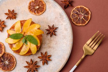 Elmalı, şeftalili, kremalı ve fındıklı tatlı turta. Meyve dilimli mini tatlı tart.