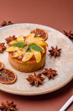 Elmalı, şeftalili, kremalı ve fındıklı tatlı turta. Meyve dilimli mini tatlı tart.