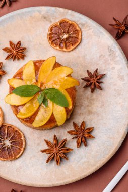 Elmalı, şeftalili, kremalı ve fındıklı tatlı turta. Meyve dilimli mini tatlı tart.