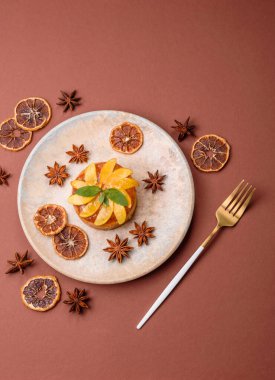 Elmalı, şeftalili, kremalı ve fındıklı tatlı turta. Meyve dilimli mini tatlı tart.