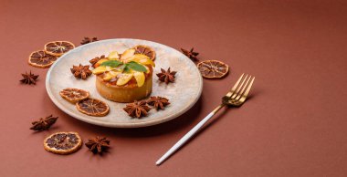 Elmalı, şeftalili, kremalı ve fındıklı tatlı turta. Meyve dilimli mini tatlı tart.