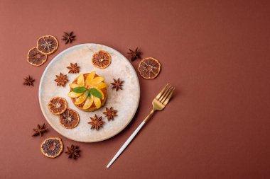 Elmalı, şeftalili, kremalı ve fındıklı tatlı turta. Meyve dilimli mini tatlı tart.