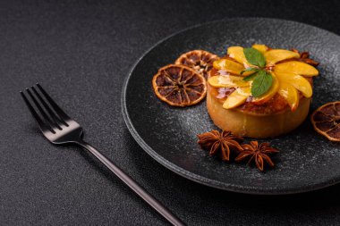 Elmalı, şeftalili, kremalı ve fındıklı tatlı turta. Meyve dilimli mini tatlı tart.