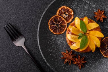 Elmalı, şeftalili, kremalı ve fındıklı tatlı turta. Meyve dilimli mini tatlı tart.