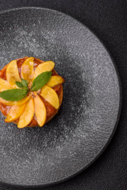 Elmalı, şeftalili, kremalı ve fındıklı tatlı turta. Meyve dilimli mini tatlı tart.