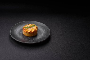 Elmalı, şeftalili, kremalı ve fındıklı tatlı turta. Meyve dilimli mini tatlı tart.