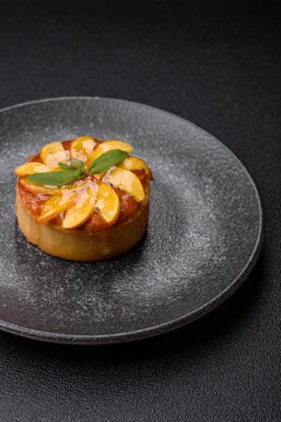 Elmalı, şeftalili, kremalı ve fındıklı tatlı turta. Meyve dilimli mini tatlı tart.