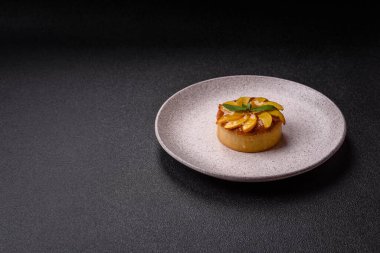 Elmalı, şeftalili, kremalı ve fındıklı tatlı turta. Meyve dilimli mini tatlı tart.