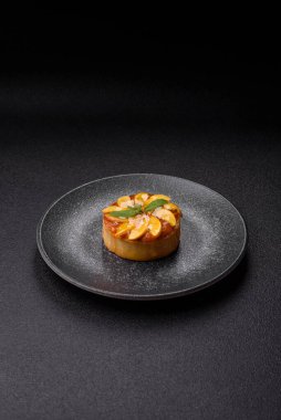 Elmalı, şeftalili, kremalı ve fındıklı tatlı turta. Meyve dilimli mini tatlı tart.