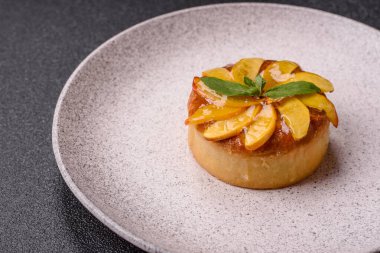 Elmalı, şeftalili, kremalı ve fındıklı tatlı turta. Meyve dilimli mini tatlı tart.