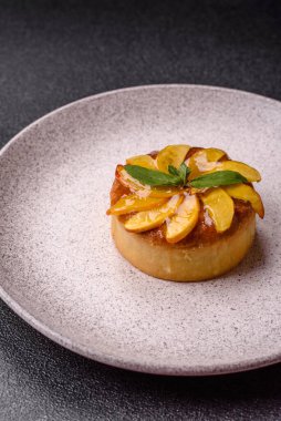 Elmalı, şeftalili, kremalı ve fındıklı tatlı turta. Meyve dilimli mini tatlı tart.