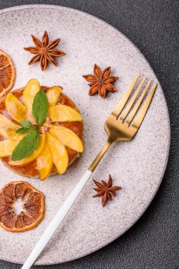 Elmalı, şeftalili, kremalı ve fındıklı tatlı turta. Meyve dilimli mini tatlı tart.