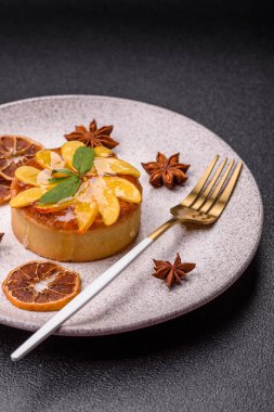 Elmalı, şeftalili, kremalı ve fındıklı tatlı turta. Meyve dilimli mini tatlı tart.