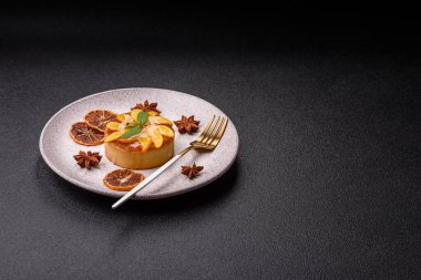 Elmalı, şeftalili, kremalı ve fındıklı tatlı turta. Meyve dilimli mini tatlı tart.