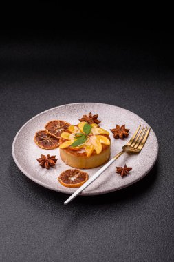 Elmalı, şeftalili, kremalı ve fındıklı tatlı turta. Meyve dilimli mini tatlı tart.