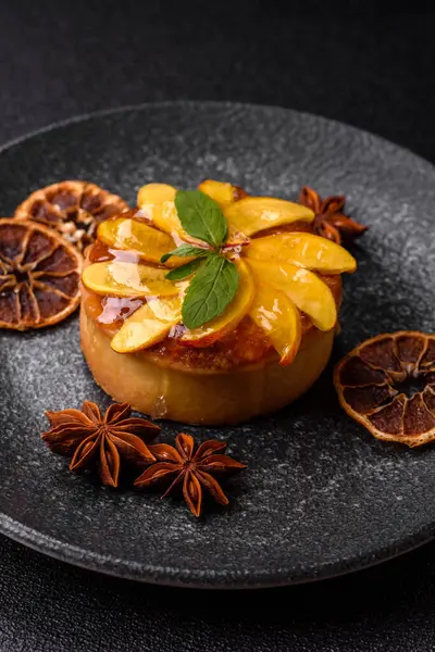 Elmalı, şeftalili, kremalı ve fındıklı tatlı turta. Meyve dilimli mini tatlı tart.