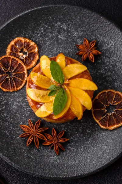 Elmalı, şeftalili, kremalı ve fındıklı tatlı turta. Meyve dilimli mini tatlı tart.