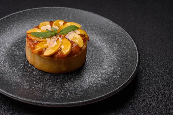 Elmalı, şeftalili, kremalı ve fındıklı tatlı turta. Meyve dilimli mini tatlı tart.