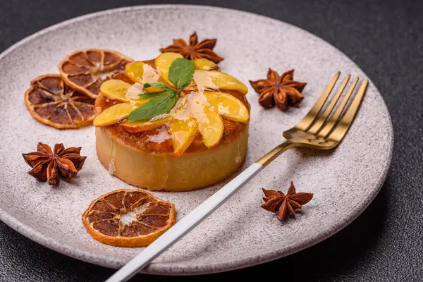 Elmalı, şeftalili, kremalı ve fındıklı tatlı turta. Meyve dilimli mini tatlı tart.