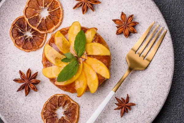 Elmalı, şeftalili, kremalı ve fındıklı tatlı turta. Meyve dilimli mini tatlı tart.