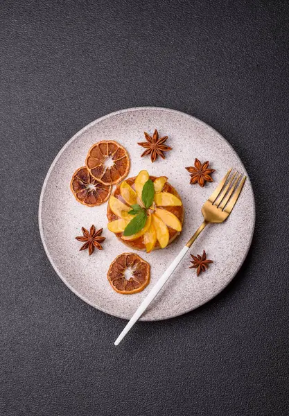 Elmalı, şeftalili, kremalı ve fındıklı tatlı turta. Meyve dilimli mini tatlı tart.