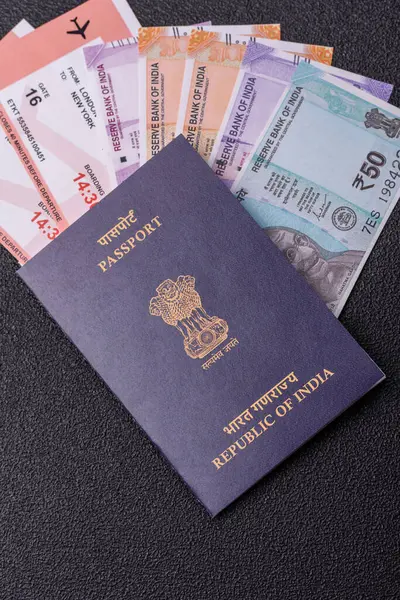 Hindistan pasaportu ve seyahat, uçma ve iş yapma biletleri. Hindistan belgesi, sınırı geçmek için kimlik