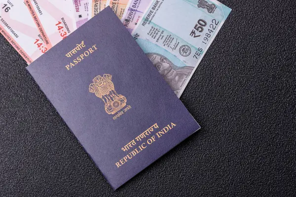 Hindistan pasaportu ve seyahat, uçma ve iş yapma biletleri. Hindistan belgesi, sınırı geçmek için kimlik