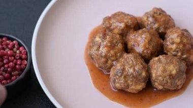 Et, domates soslu köfte, İtalyan yemeği, tuz ve baharatlı sığır eti. Tasarımın için arkaplan olarak domatesli köfte.
