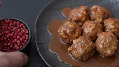 Et, domates soslu köfte, İtalyan yemeği, tuz ve baharatlı sığır eti. Tasarımın için arkaplan olarak domatesli köfte.
