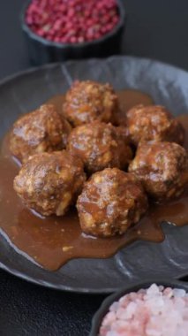 Et, domates soslu köfte, İtalyan yemeği, tuz ve baharatlı sığır eti. Tasarımın için arkaplan olarak domatesli köfte.