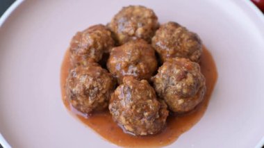 Et, domates soslu köfte, İtalyan yemeği, tuz ve baharatlı sığır eti. Tasarımın için arkaplan olarak domatesli köfte.