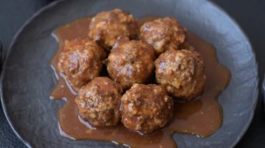 Et, domates soslu köfte, İtalyan yemeği, tuz ve baharatlı sığır eti. Tasarımın için arkaplan olarak domatesli köfte.