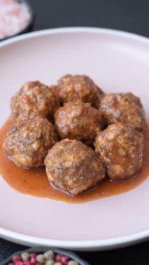 Et, domates soslu köfte, İtalyan yemeği, tuz ve baharatlı sığır eti. Tasarımın için arkaplan olarak domatesli köfte.