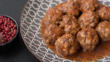 Et, domates soslu köfte, İtalyan yemeği, tuz ve baharatlı sığır eti. Tasarımın için arkaplan olarak domatesli köfte.