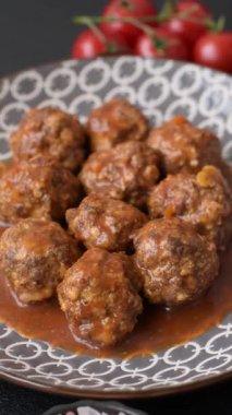 Et, domates soslu köfte, İtalyan yemeği, tuz ve baharatlı sığır eti. Tasarımın için arkaplan olarak domatesli köfte.