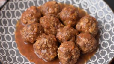 Et, domates soslu köfte, İtalyan yemeği, tuz ve baharatlı sığır eti. Tasarımın için arkaplan olarak domatesli köfte.