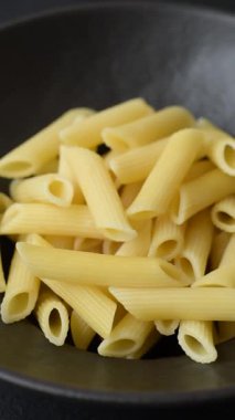 Peynir, tuz ve baharatla pişirilmiş makarna. Koyu beton arka planda İtalyan yemeği makarna