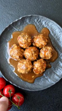 Et, domates soslu köfte, İtalyan yemeği, tuz ve baharatlı sığır eti. Tasarımın için arkaplan olarak domatesli köfte.