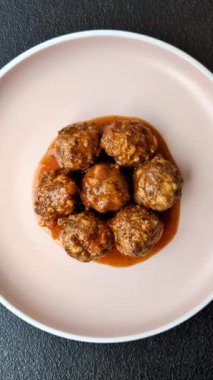 Et, domates soslu köfte, İtalyan yemeği, tuz ve baharatlı sığır eti. Tasarımın için arkaplan olarak domatesli köfte.